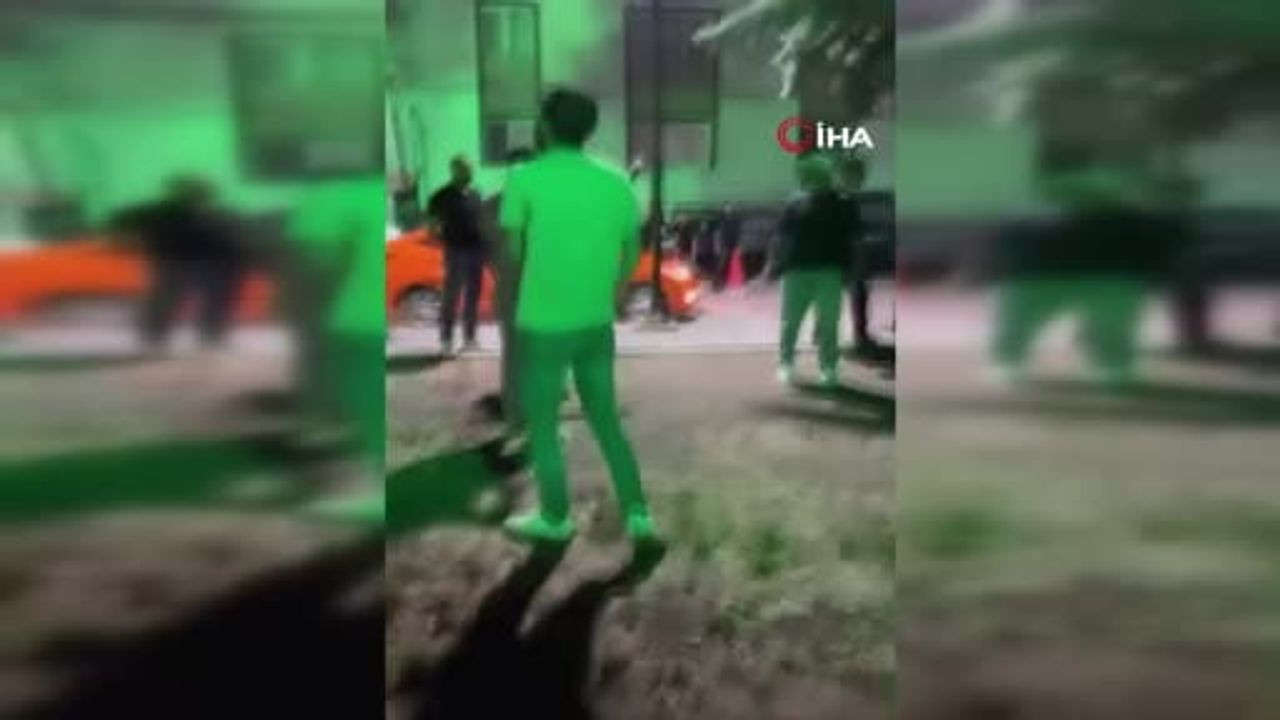 Çocukların kavgasına aileler dahil oldu: O anlar kaydedildi