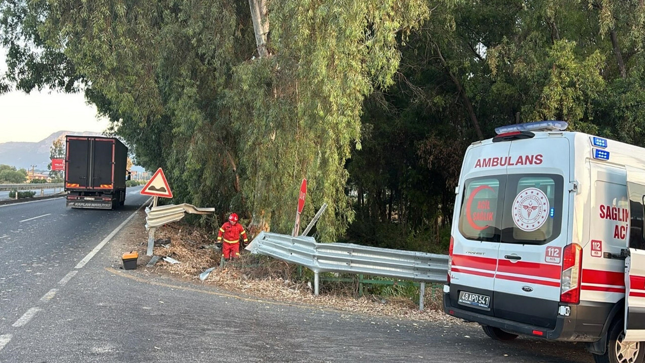 Demir bariyerleri aştı şarampole uçtu: Muğla-Marmaris yolu kana bulandı