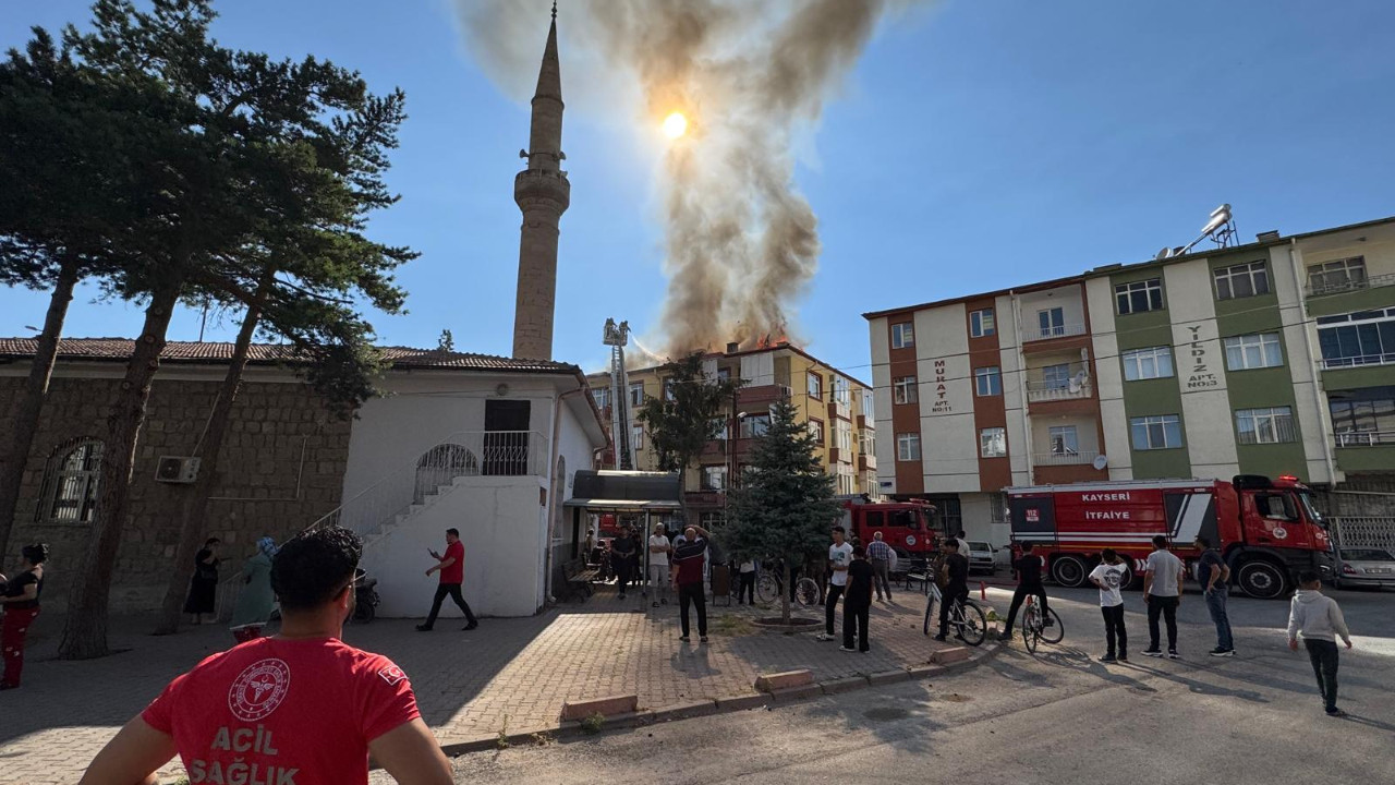 Kayseri'de apartmanın çatısı alevlere teslim oldu