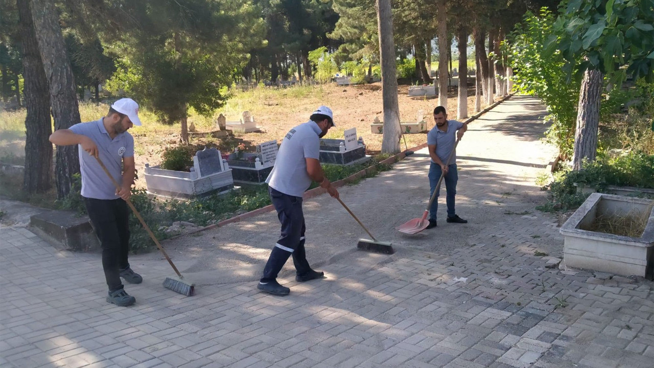 Gölpazarı Belediyesinden mezarlıklarda temizlik çalışması