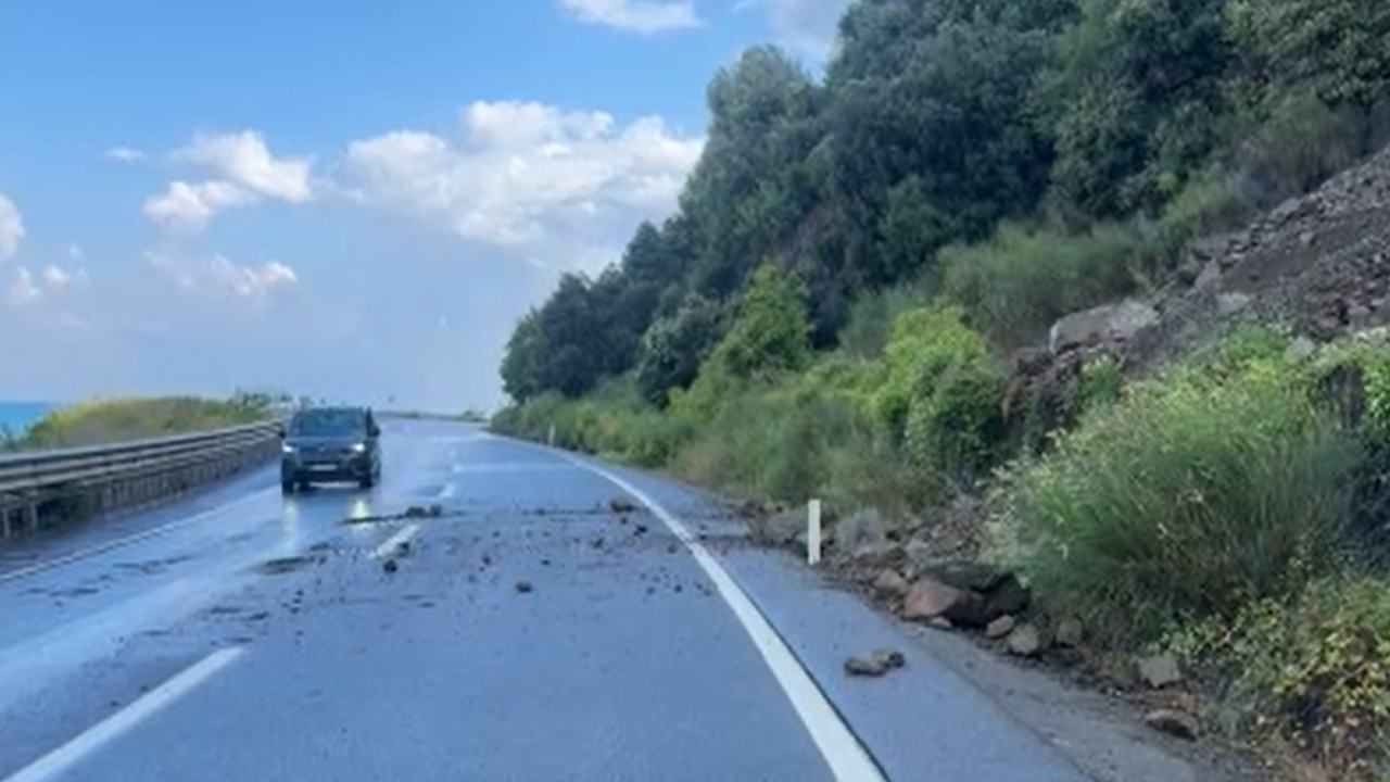 Zonguldak'ta heyelan: Toprak ve kaya parçaları yolu kapattı