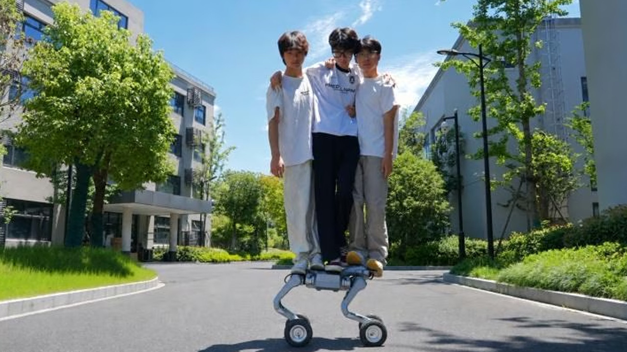 Unitree Super Athlete AS2-W robot köpek
