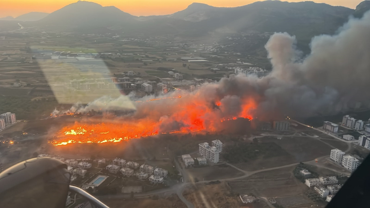 Mersin’de yerleşim yerlerinin dibindeki yangın son anda önlendi