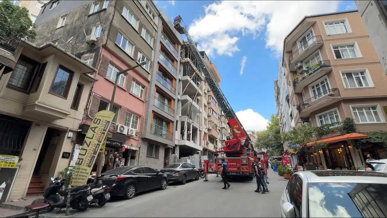 Beyoğlu'nda bir rezidansın çatısında çıplak turist polisi harekete geçirdi