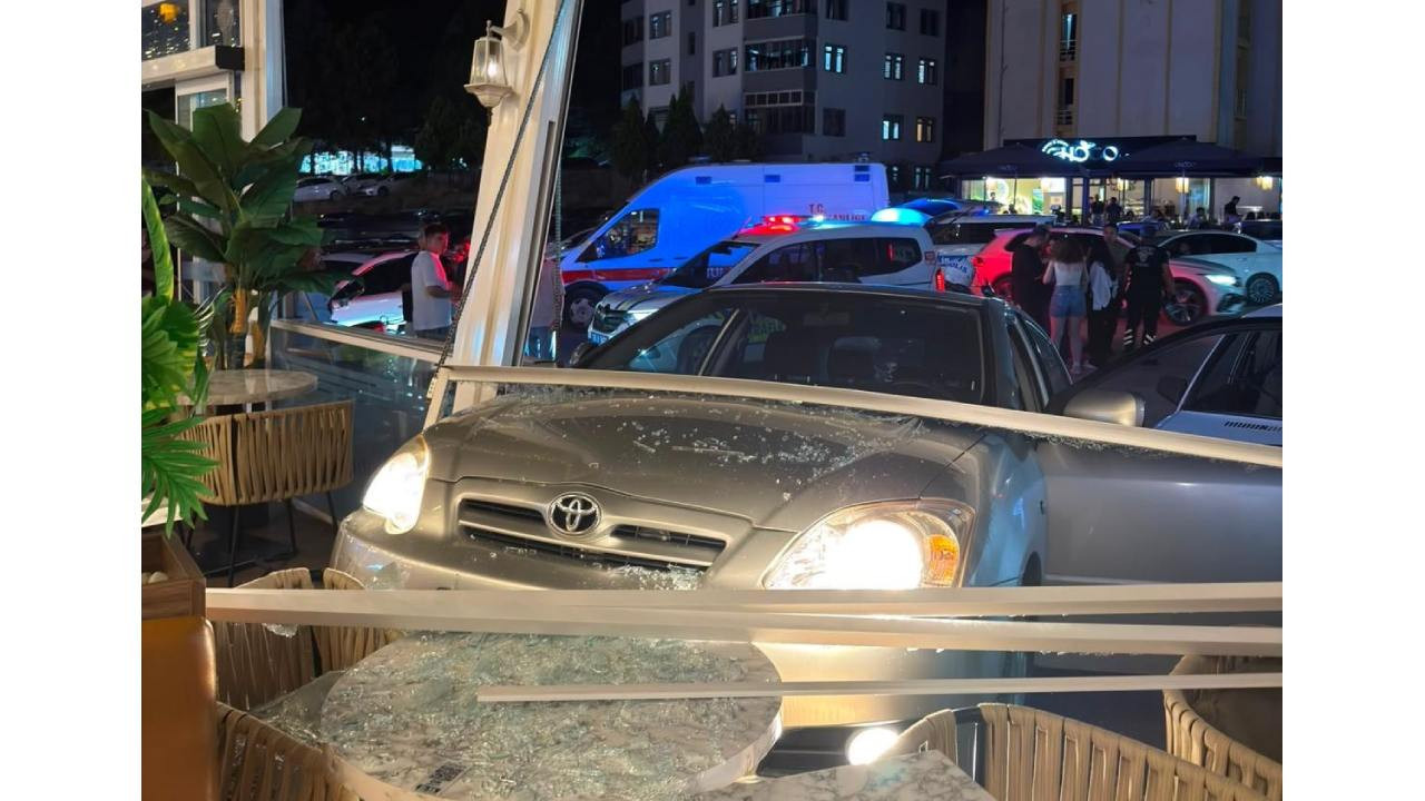 Fren yerine gaza bastı, otomobil kafeye girdi