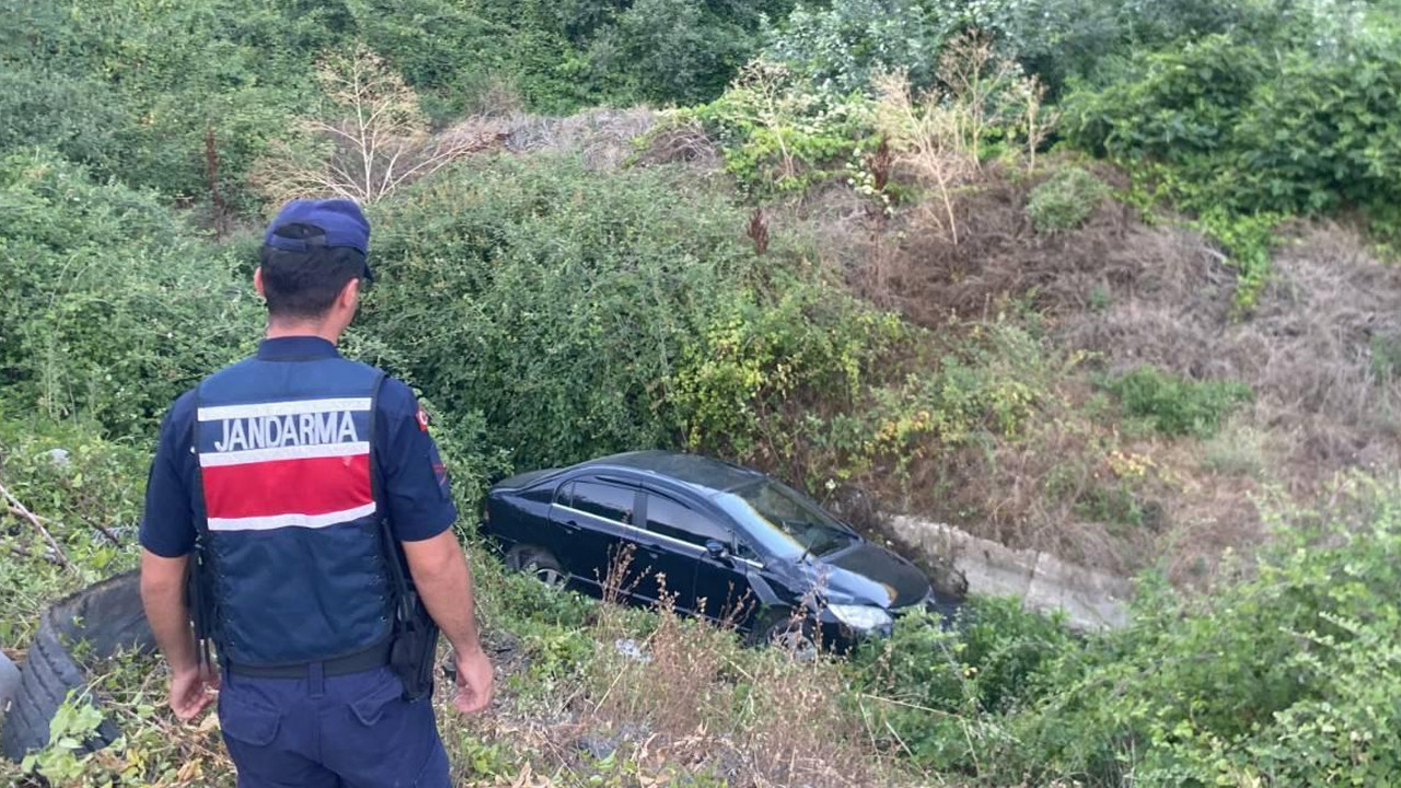 Bilecik'te otomobil dere yatağına uçtu