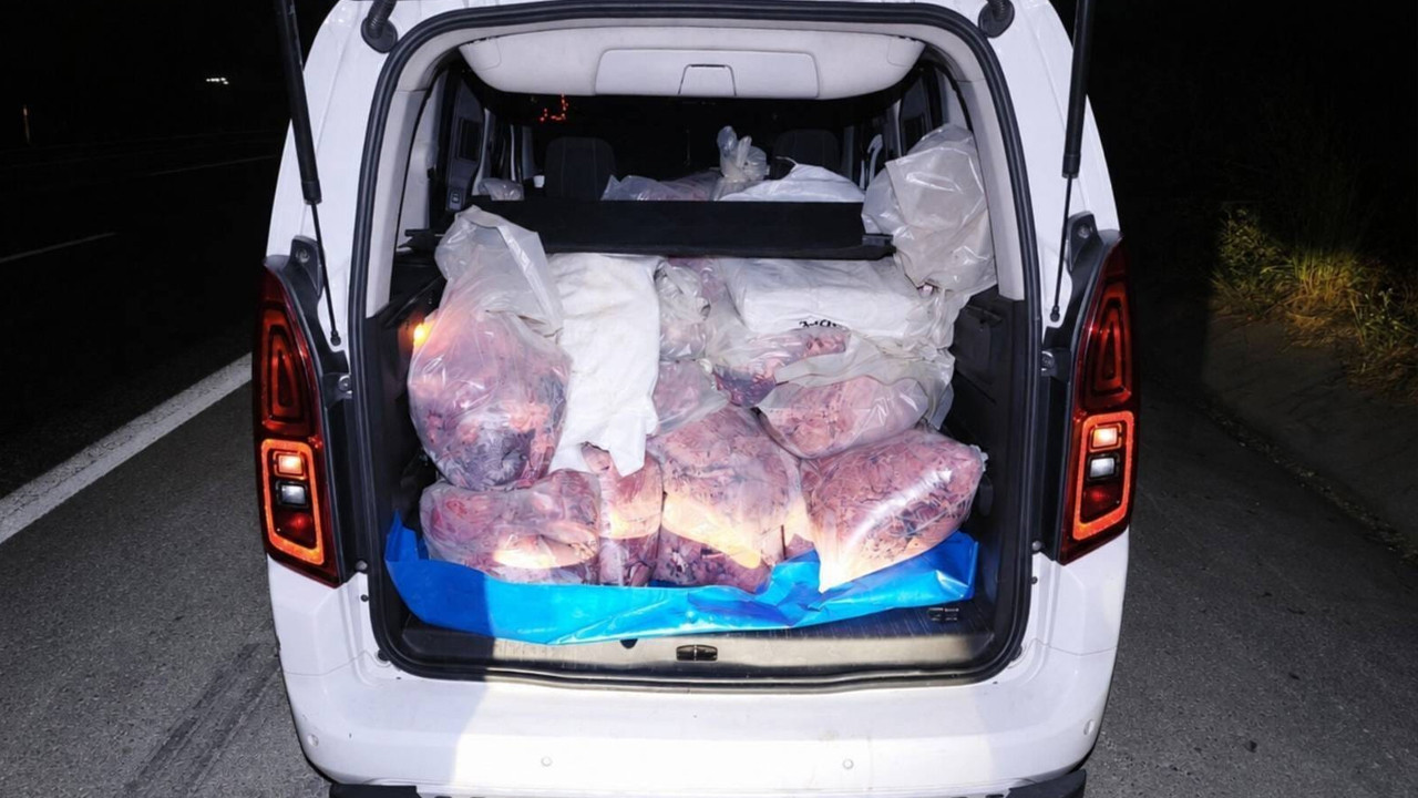Mersin Tarsus'ta hijyen kurallarına aykırı taşınan 877 kilo sakatat ele geçirildi