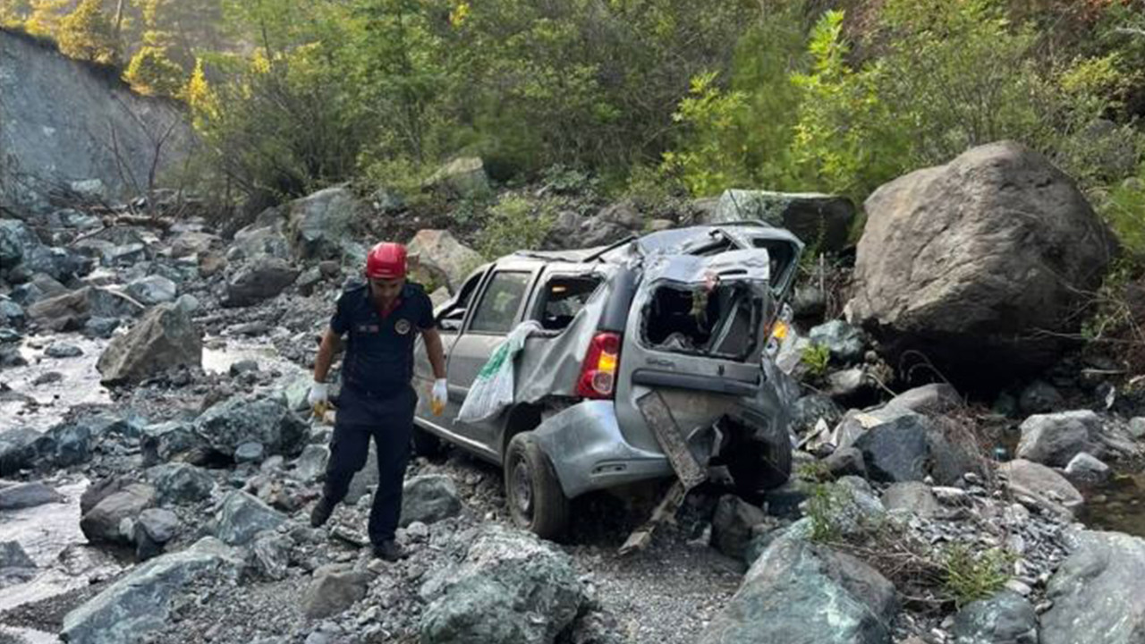 Otomobil, 50 metre yükseklikten dere yatağına düştü: 1 ölü, 1 yaralı
