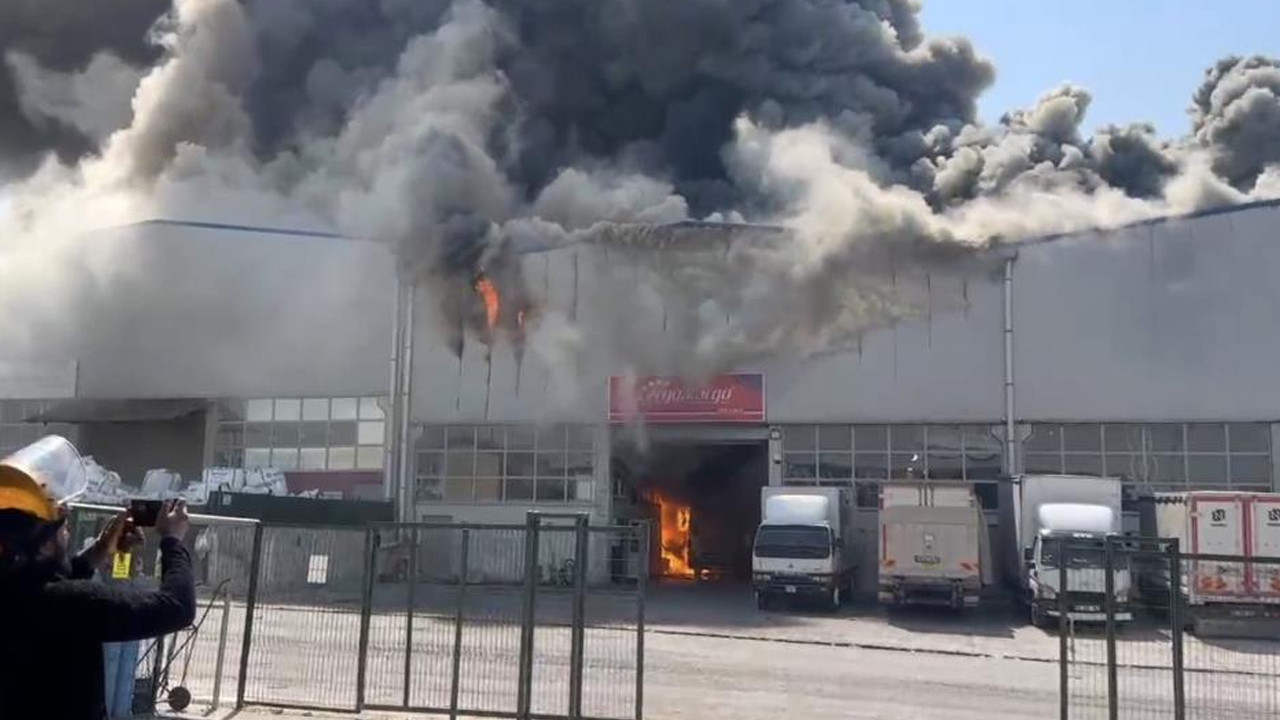 Ankara Yenimahalle’deki kargo deposunda yangın söndürüldü