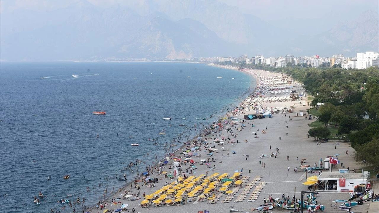 Antalya'da sıcaktan bunalanlar sahillere akın etti