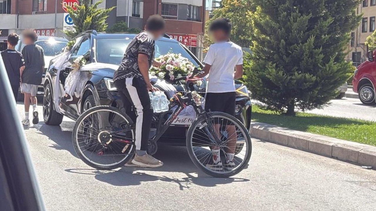 Eskişehir’de bisikletli çocuklar, bahşiş için gelin arabasının önünü kestiler