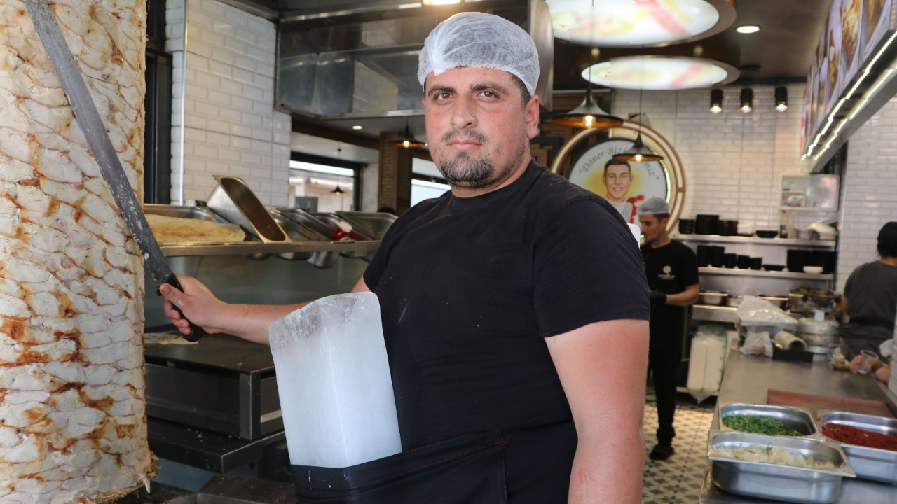 Adana sıcağına buzlu çözüm: Döner ustası kalıp buzla çalışıyor