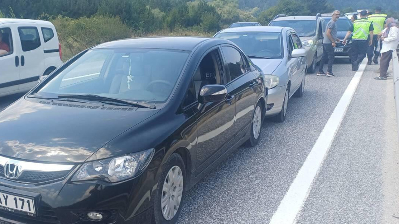 Bilecik’teki 4 araçlı kaza trafiği kilitledi