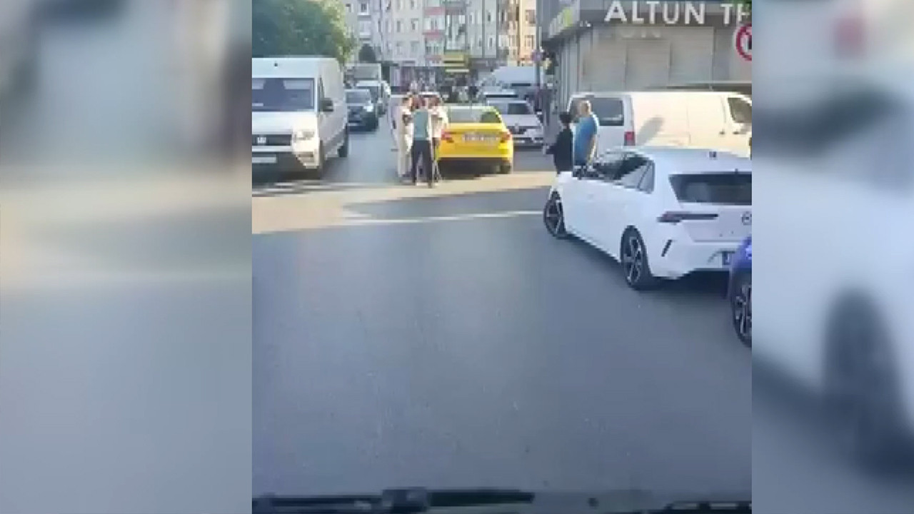 İstanbul’da taksicilerin yol ortasındaki kavgası kamerada