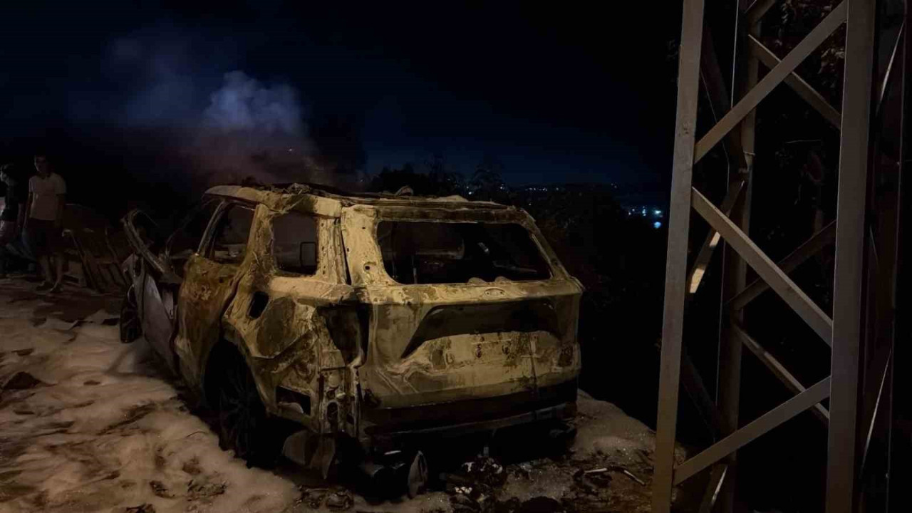 Otomobil alev alev yandı
