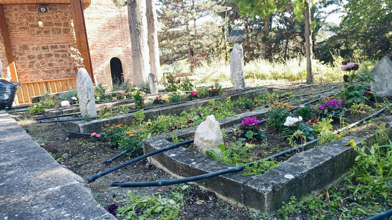 Şeyh Edebali Külliyesi’ndeki tarihi kabirlerin bakımı yapıldı