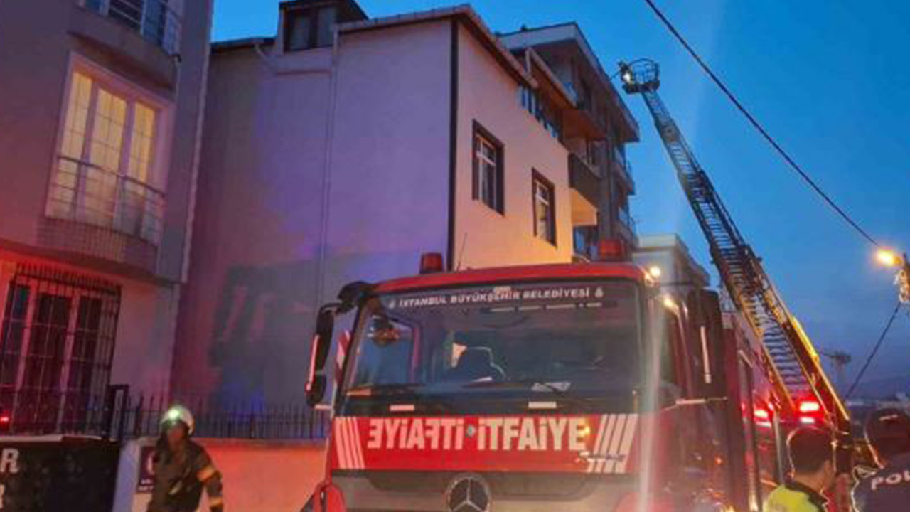 Ümraniye’de 5 katlı binanın çatısında çıkan yangın paniğe neden oldu
