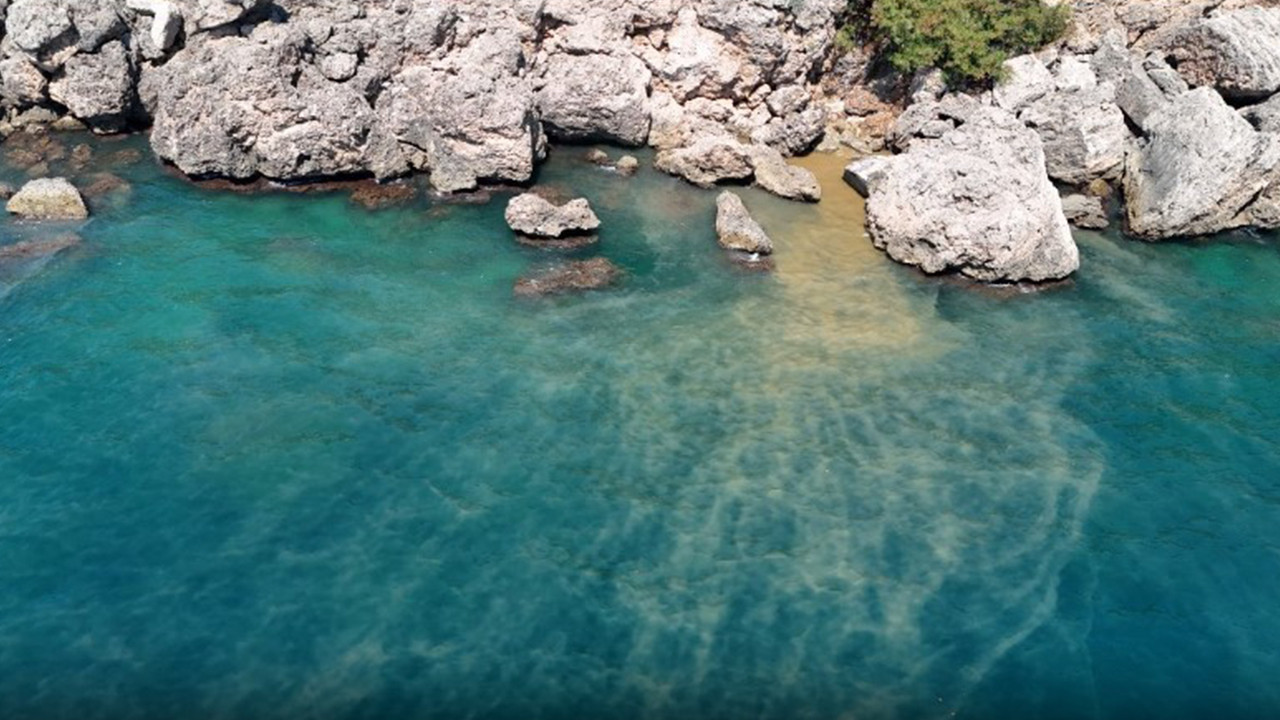 Antalya’da denize atık su karıştı: Falez Parkı’nda kötü koku paniği
