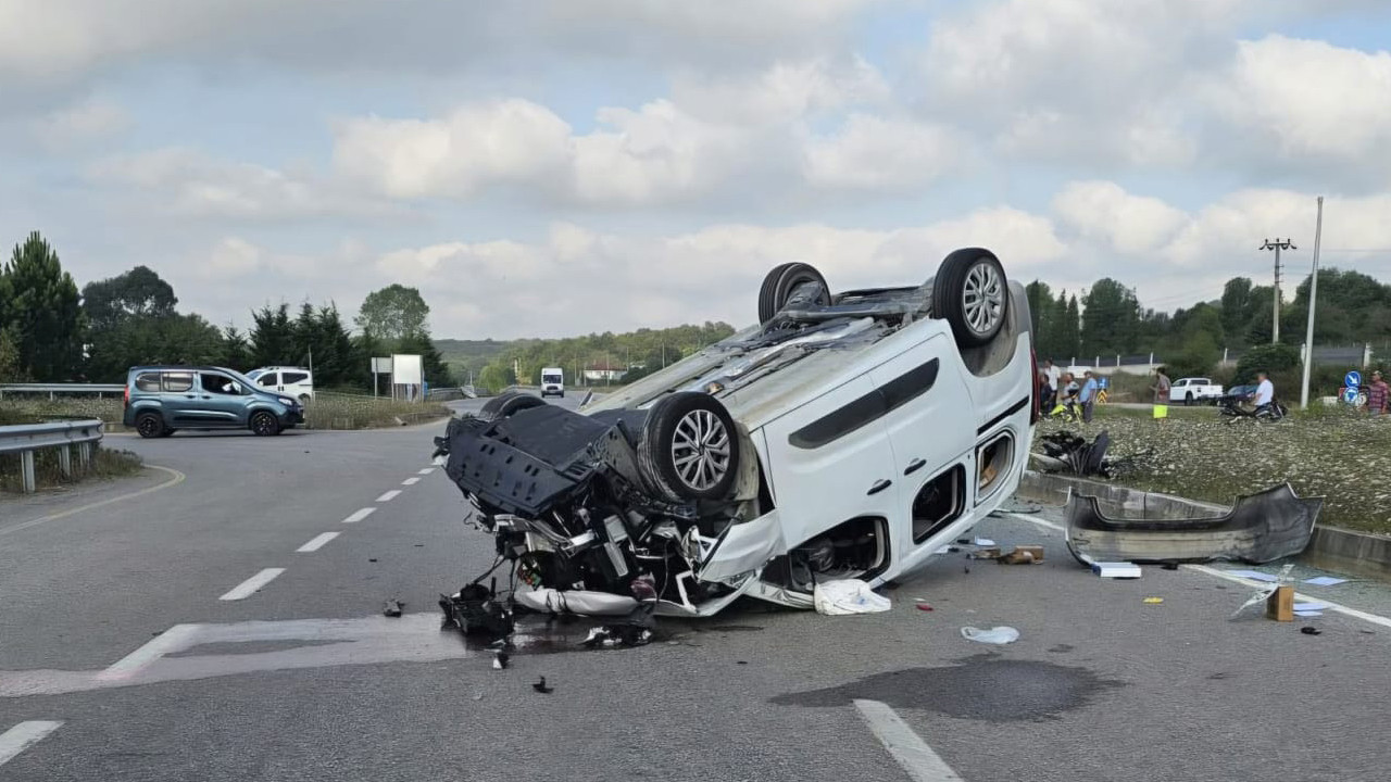 Çarpışmanın şiddetiyle ters döndü: Sakarya'da can pazarı