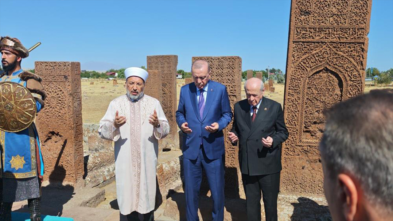 Cumhurbaşkanı Erdoğan Ahlat Selçuklu Kabristanı’nı ziyaret etti