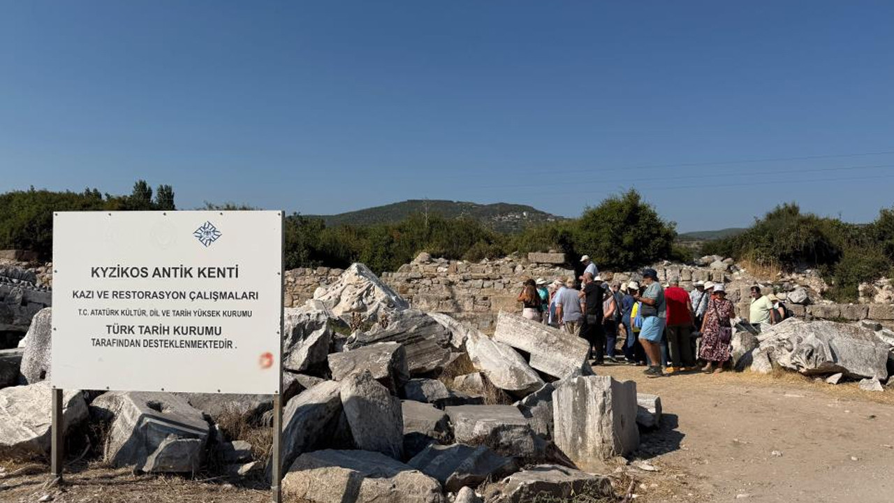 Erdek’teki Kyzikos Antik Kenti Yunanistanlı turist kafilesini ağırladı