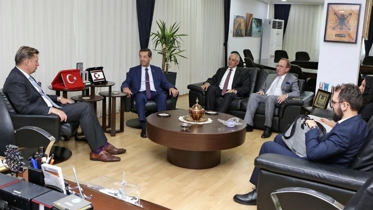 KKTC Dışişleri Bakanı Alman Milletvekili ile bir araya geldi