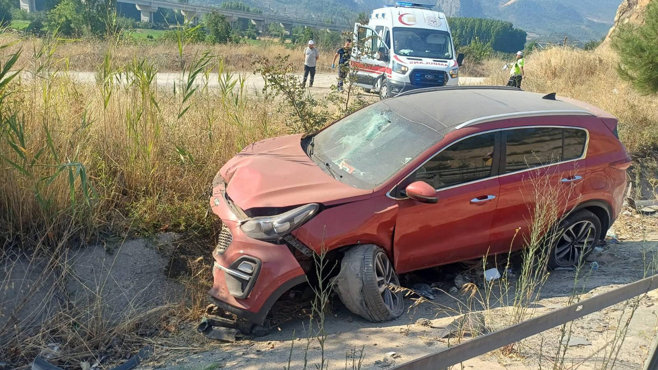 Bilecik’te kontrolden çıkan otomobil bankete düştü: 4 yaralı
