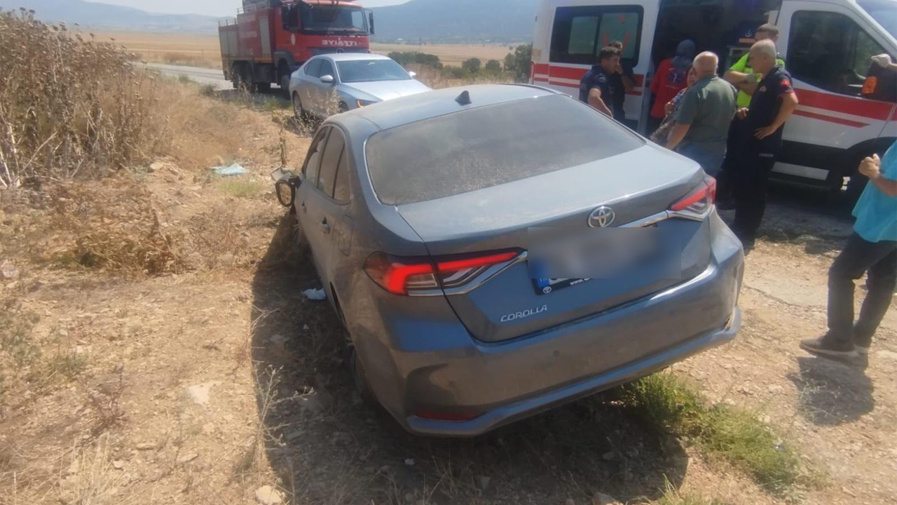 Direksiyon hakimiyetini kaybetti, otomobil yoldan çıktı
