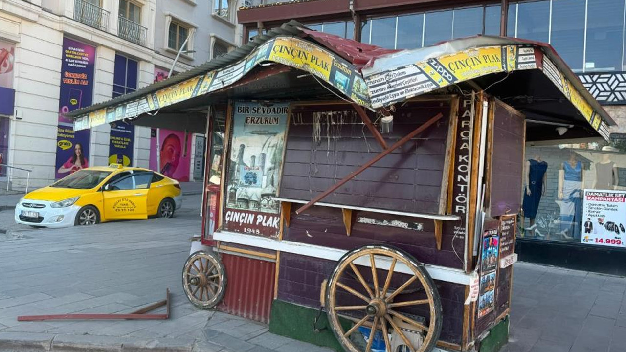 Erzurum Cumhuriyet Caddesi'nde yolcu otobüsü tarihi büfeye çarptı