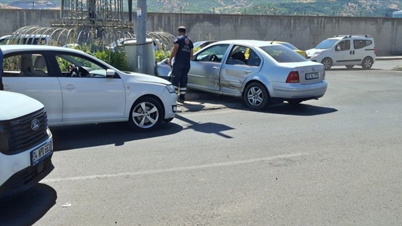 İki otomobil çarpıştı: 1 yaralı
