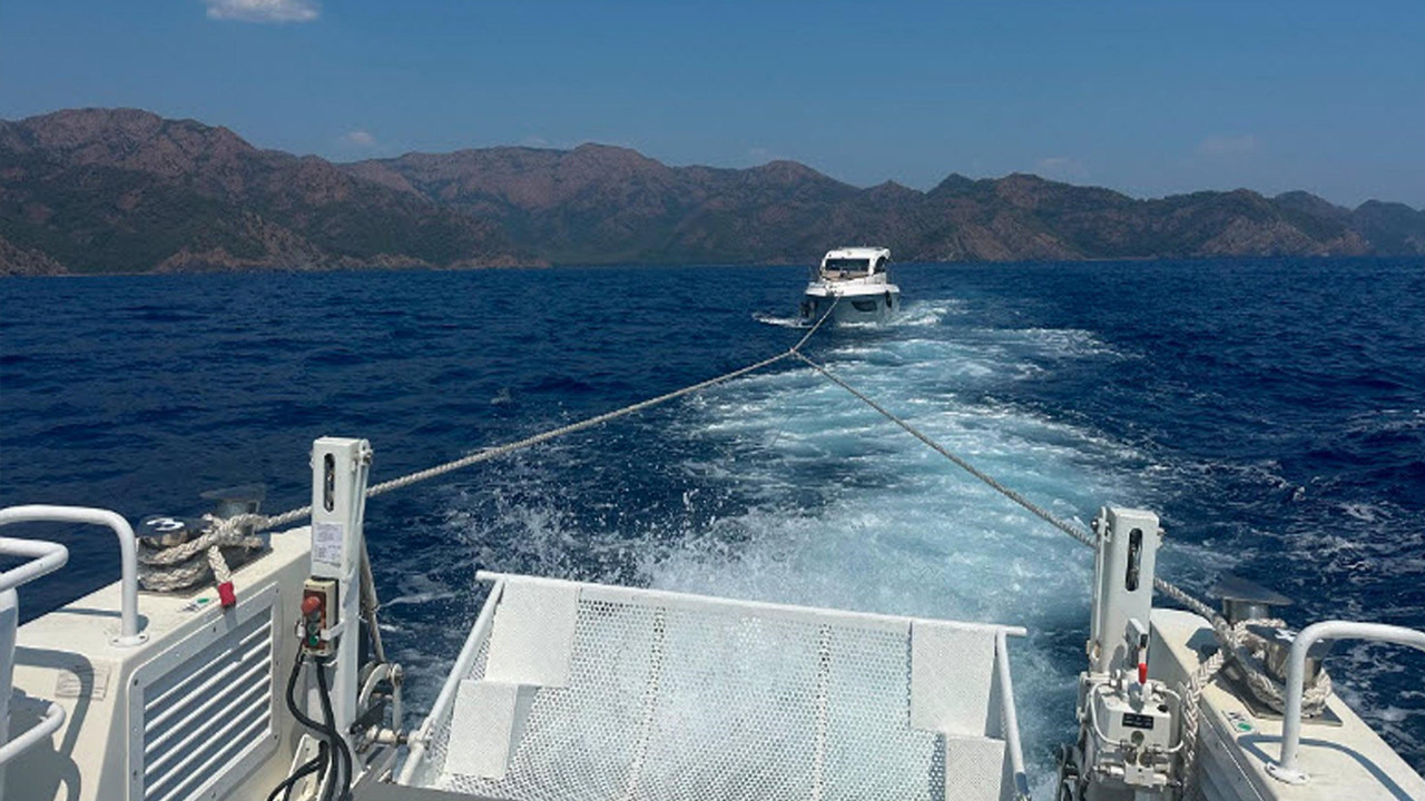 Marmaris'te acil durum: Teknenin içerisinde 7 yolcu var: Akıntıya kapıldı