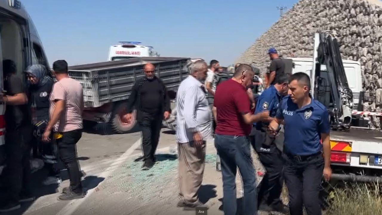 Nevşehir'de feci kaza: Traktör ile çekici çarpıştı: 6 yaralı