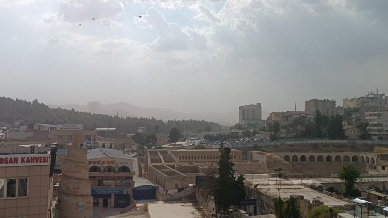 Şanlıurfa'yı toz bulutu ve rüzgar etkisi altına aldı