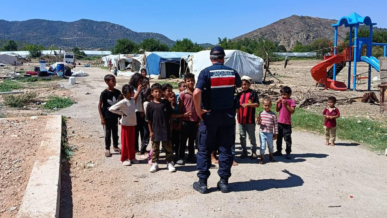Söğüt’te mevsimlik tarım işçilerine jandarmadan denetim ve dolandırıcılık uyarısı