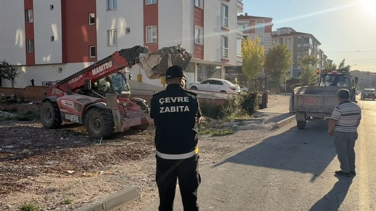 Arsaya atık döktü: Kendisine temizlettirilip para cezası verildi