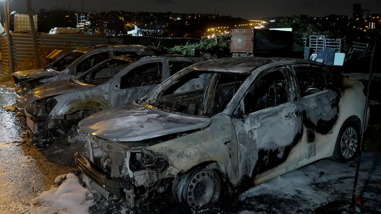 Avcılar'da oto galeride 3 otomobil yandı: Kundaklama şüphesi