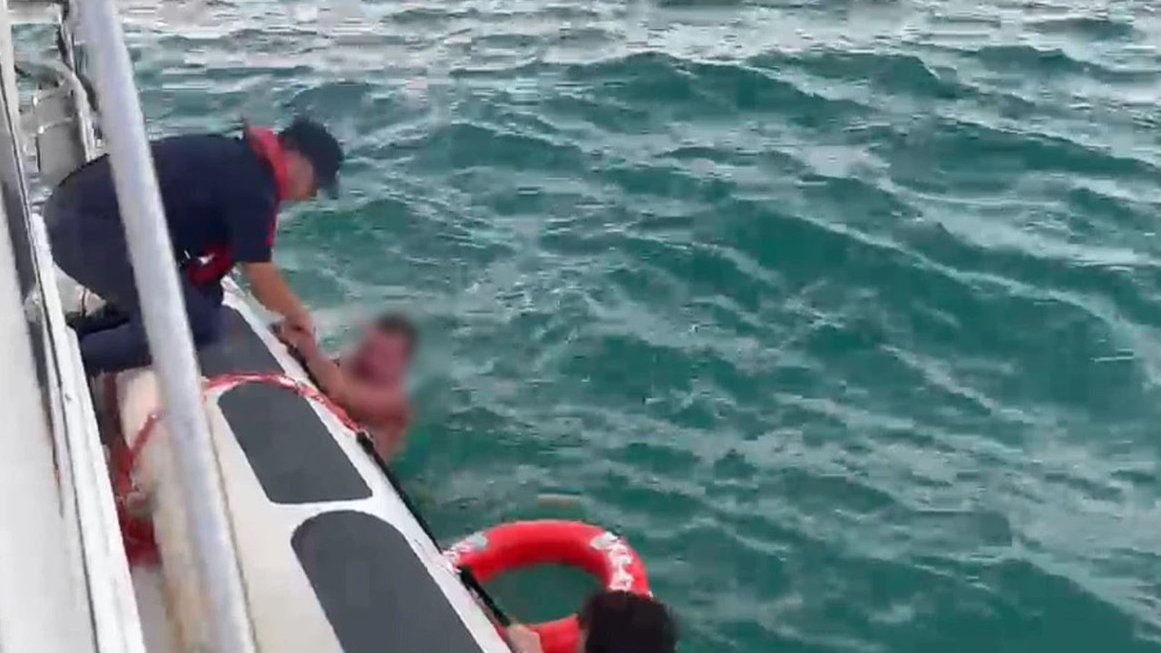 Çeşme açıklarında arızalanan jet skideki 2 kişi kurtarıldı