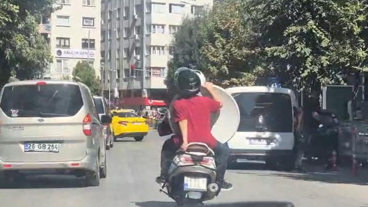 Eskişehir’de motosiklette tehlikeli yolculuk: Kucağında çanak antenle ilerledi