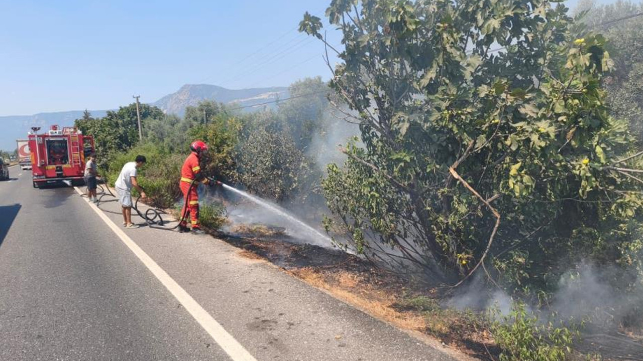Muğla Ula'da yol kenarındaki ot yangını itfaiye tarafından söndürüldü