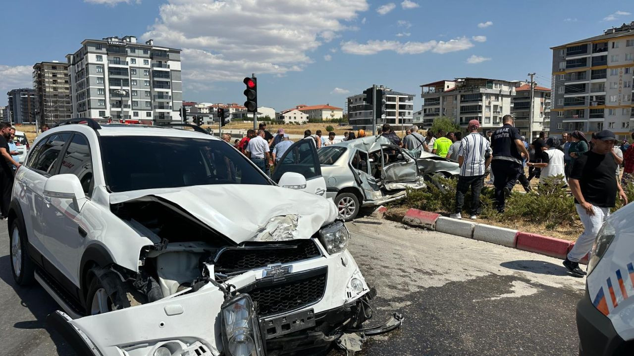 Uşak'ta otomobil ile cip çarpıştı: 3 kişi yaralandı