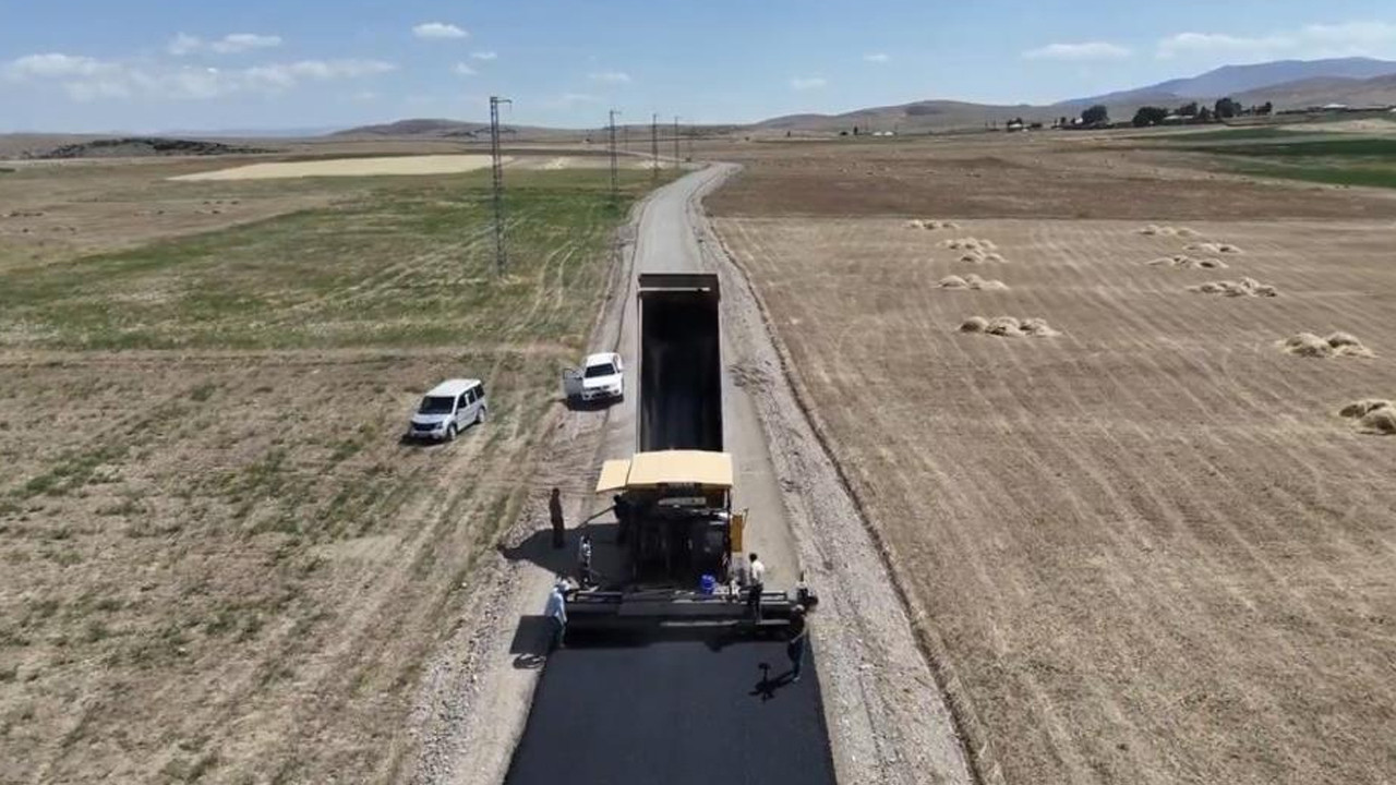 Ağrı Taşlıçay köylerinde asfalt ve kilit parke taşı çalışmaları tamamlandı