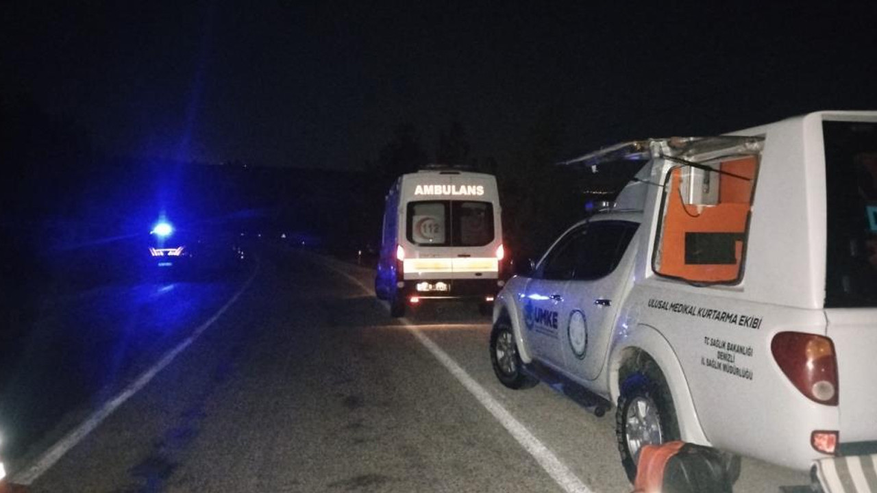 Çal'da hafif ticari araç şarampole uçtu: Sürücü kayıplara karıştı