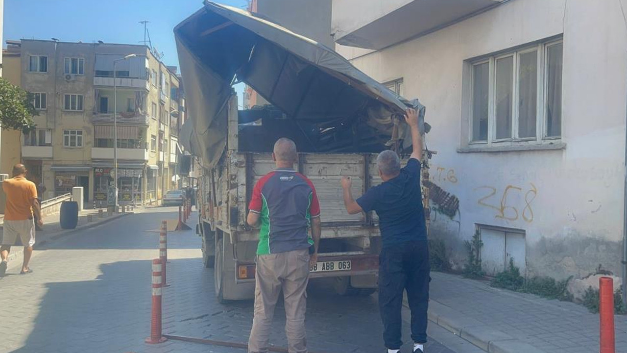 Denizli Merkezefendi'de kamyonet kasası bir balkona çarptı