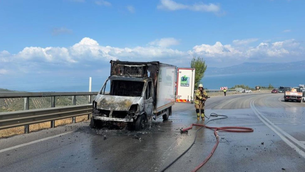 İznik-Yenişehir yolunda seyir halindeki kamyonet alev alev yandı
