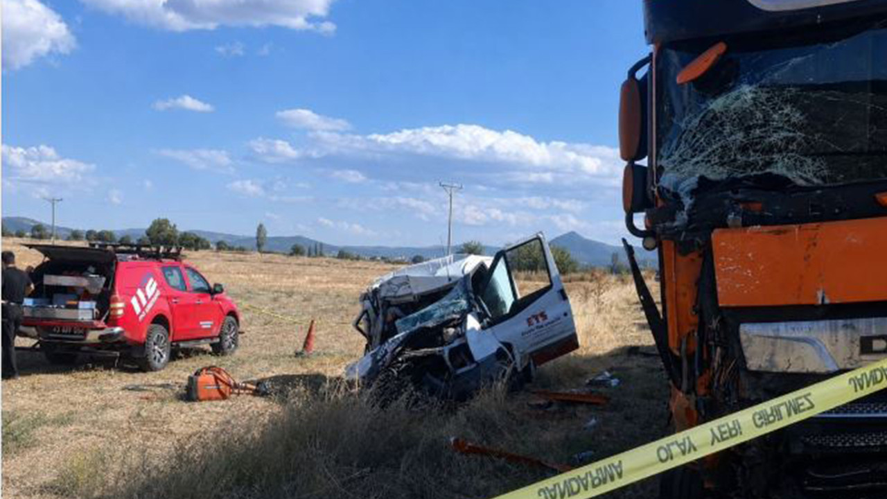Kütahya'da tır ile panelvan çarpıştı, 1 kişi öldü, 2 kişi yaralandı
