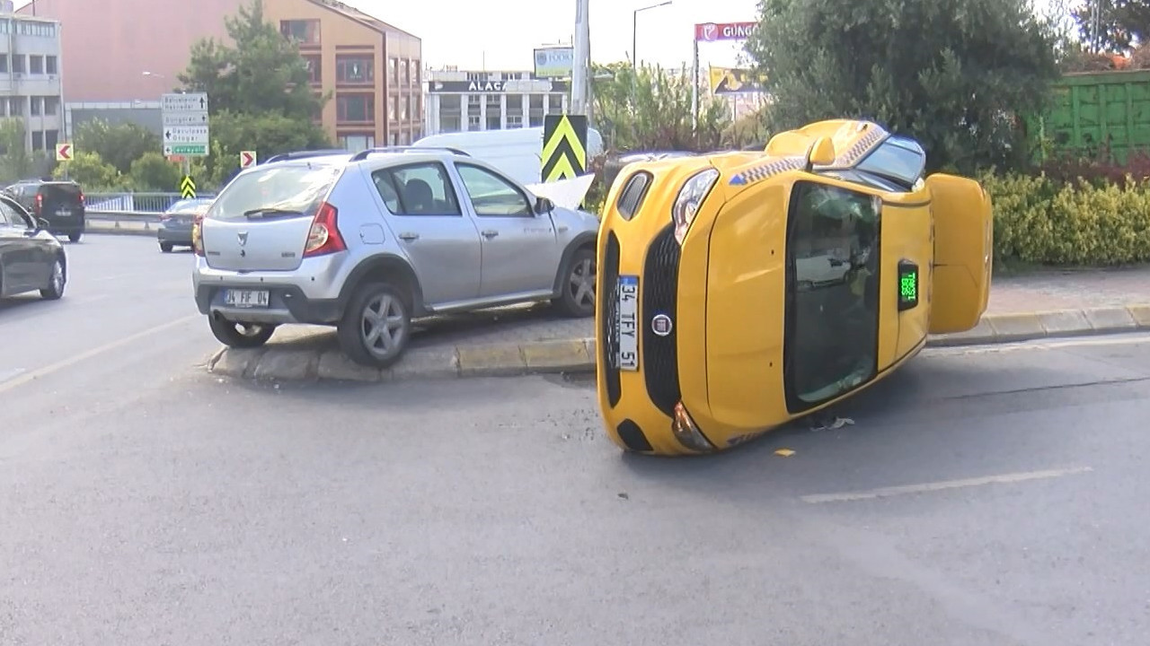 Taksi ile otomobil çarpıştı: Araç yön tabelasına savruldu