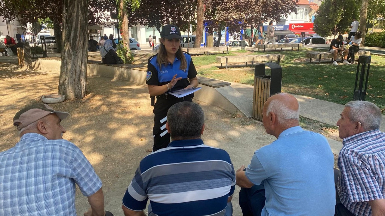 Toplum destekli polis ekipleri Atatürk Parkı’nda vatandaşları bilgilendirdi