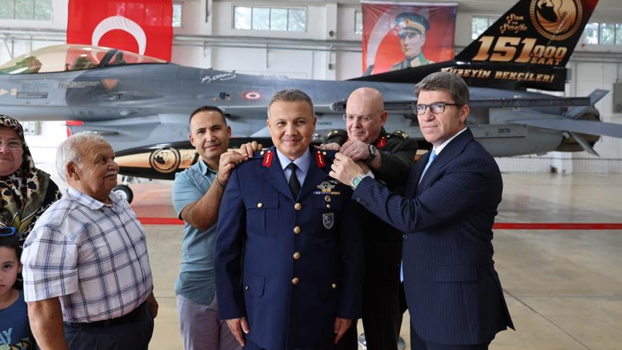 Türkiye'nin gururlandıran günü: Astronot Alper Gezeravcı yeni rütbelerini taktı