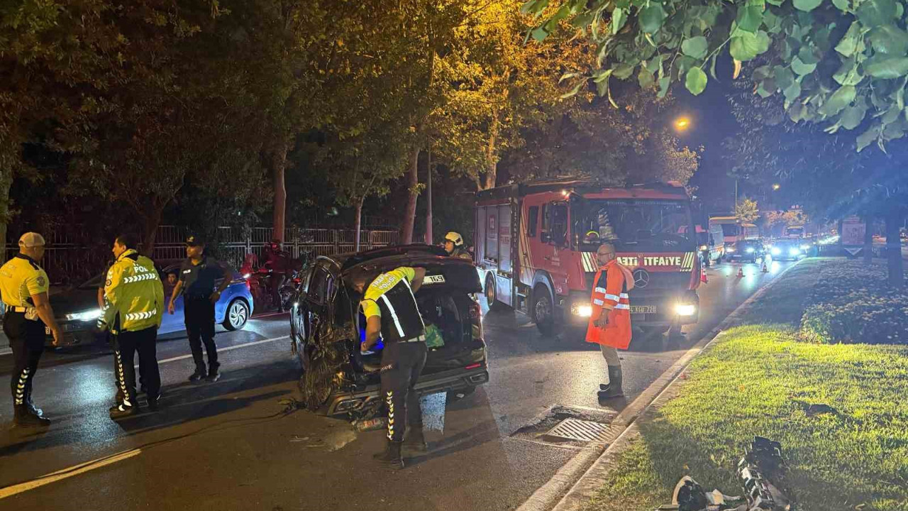 Refüjü aşan otomobil karşı şeritte iki araca çarptı: 3 yaralı