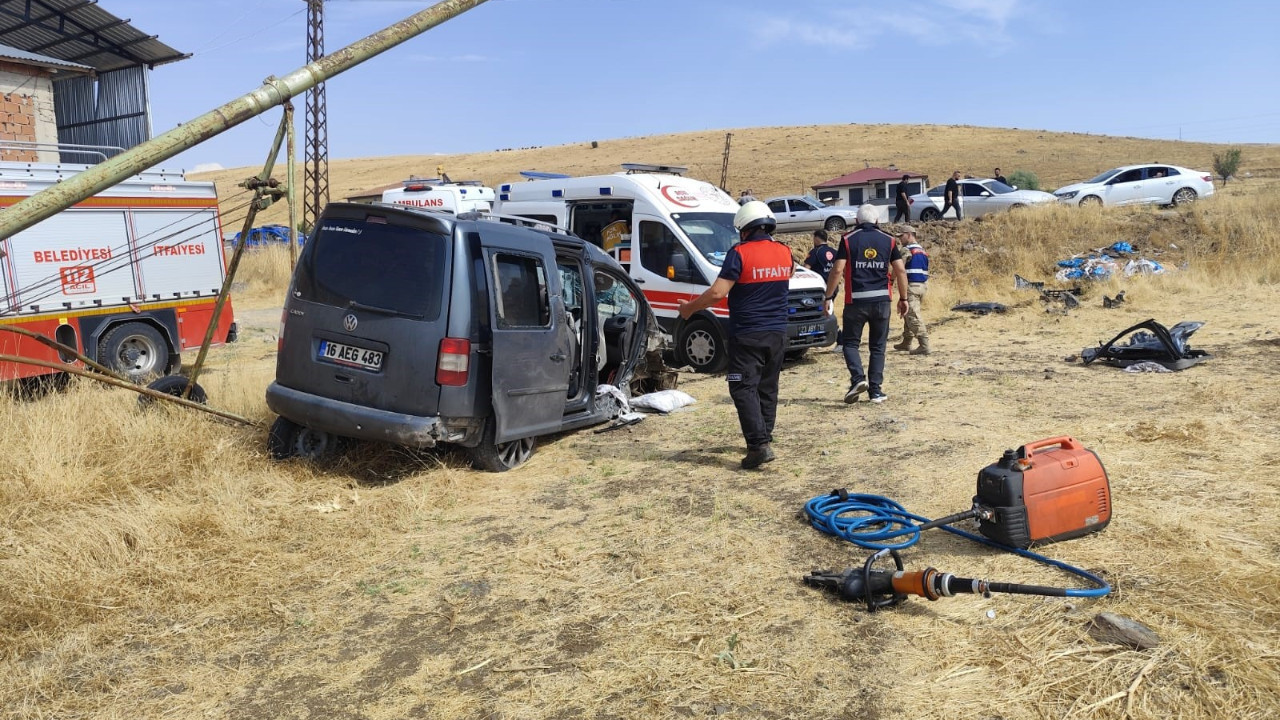 Ticari araç tarlaya uçtu: 5 kişi yaralandı